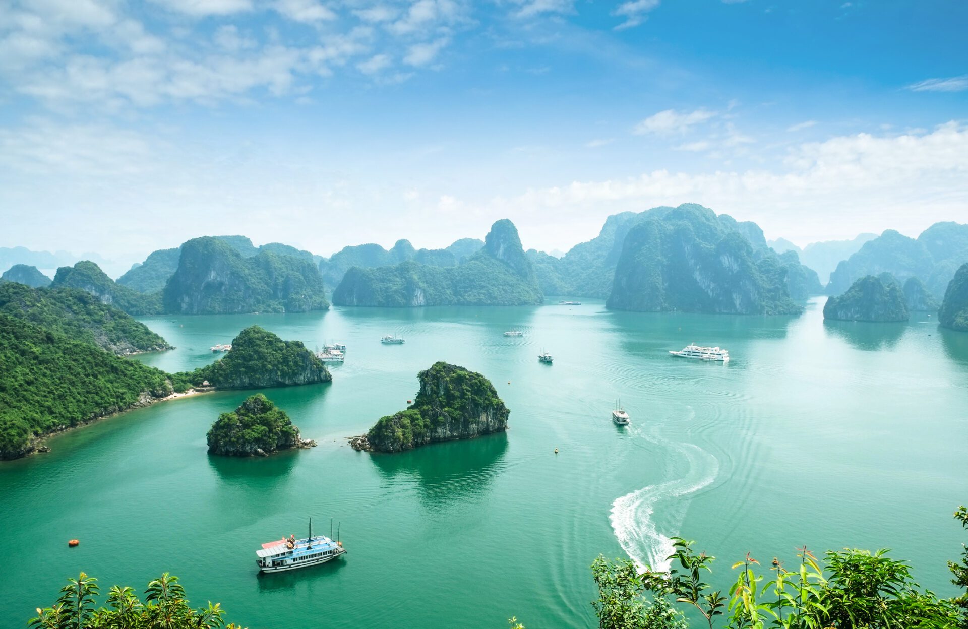 Vietnam's Ha Long Bay losing its hue